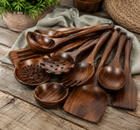 Set de utensilios de teca sobre mesa de madera rústica