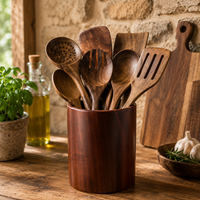 Portautensilios de teca de regalo con los utensilios puestos, cocina de piedra